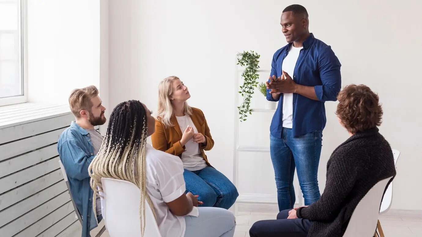 Halbnahe Aufnahme eines Mannes, der aufsteht.