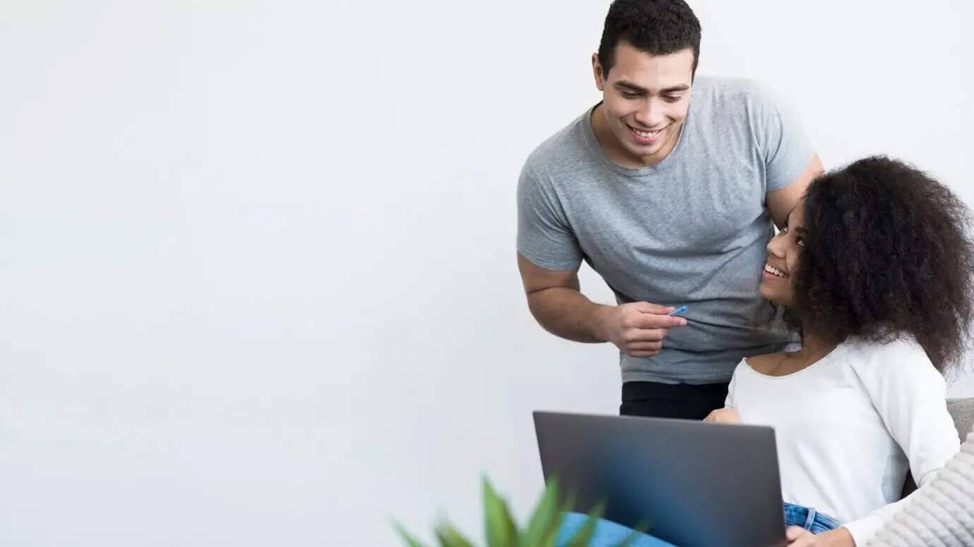 Ein fröhlicher erwachsener Mann und eine fröhliche erwachsene Frau arbeiten gemeinsam.